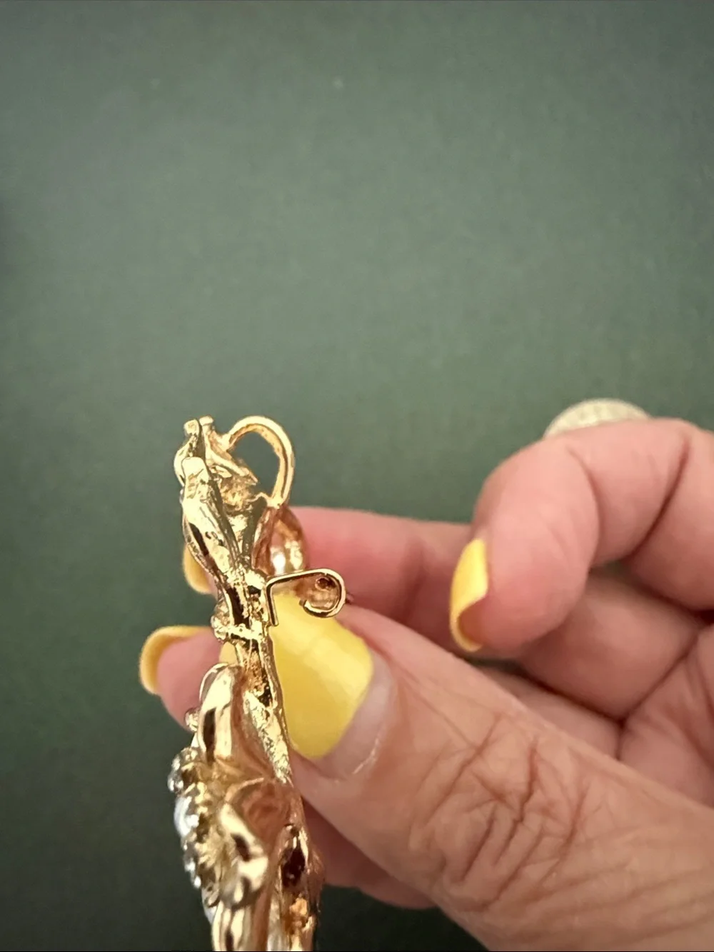 NWOT Gold Tone White Floral Bouquet Brooch with Crystal Accents
